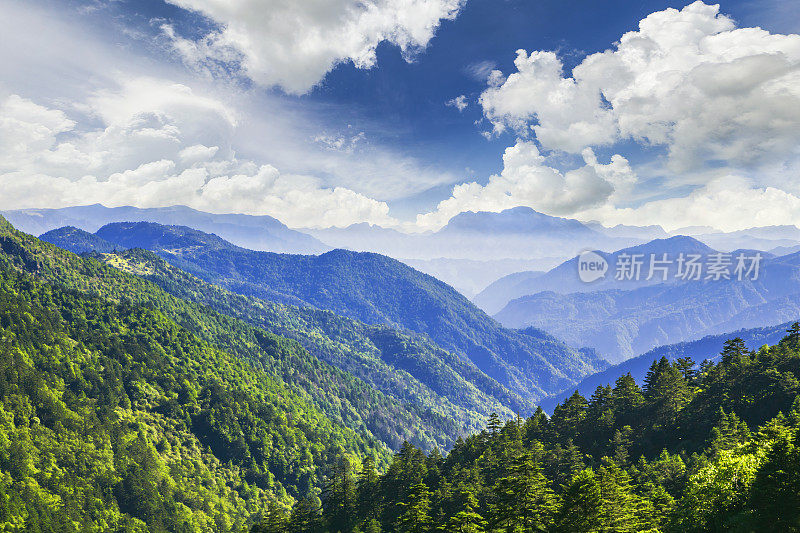 夏天云雾缭绕山