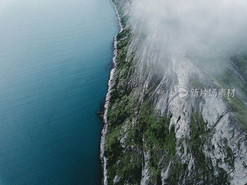 鸟瞰图的高山峰的塞格拉山和海在挪威北部的雾