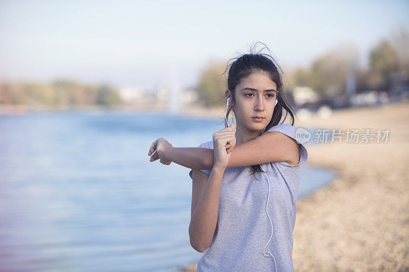 在湖边慢跑