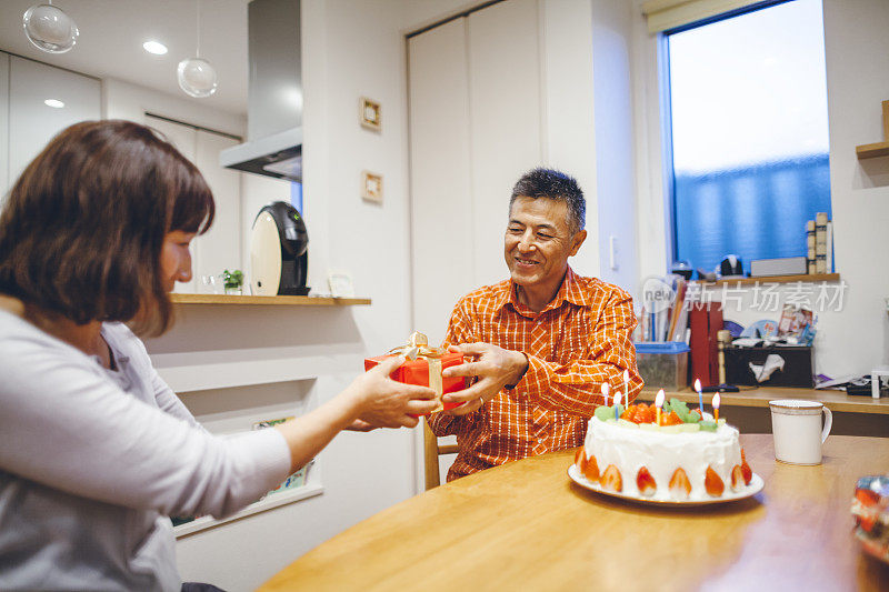 一对夫妇在家里开生日派对