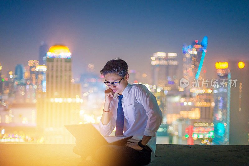 以摩天大楼为背景的平板电脑商业分析股市