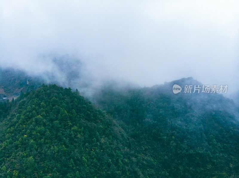 山上有雾，下雨天