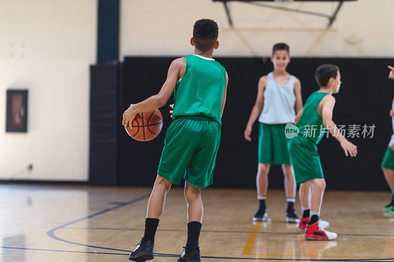 小学男生篮球练习