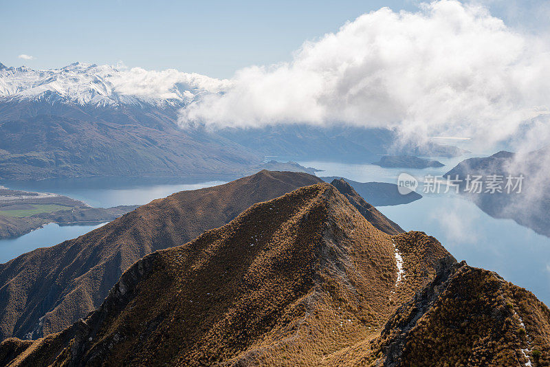攀登罗伊山，欣赏瓦纳卡湖和周围阿尔卑斯山的壮丽景色