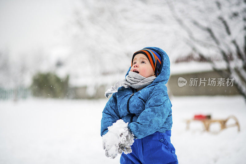 大雪过后，小男孩在享受雪