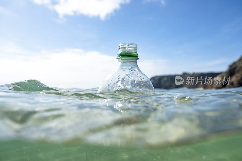 用过的塑料水瓶漂浮在海面上。