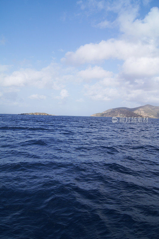 田园诗般的海洋与岛屿和天空，英属维尔京群岛