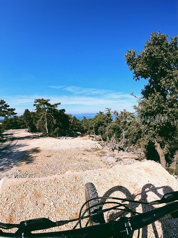 在地中海岛屿上等待试验开始Lošinj