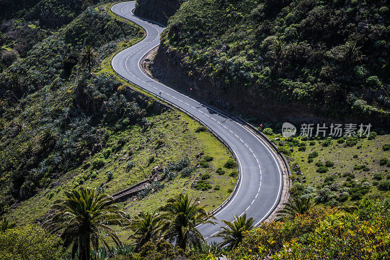 汽车路在美丽的加那利岛山谷