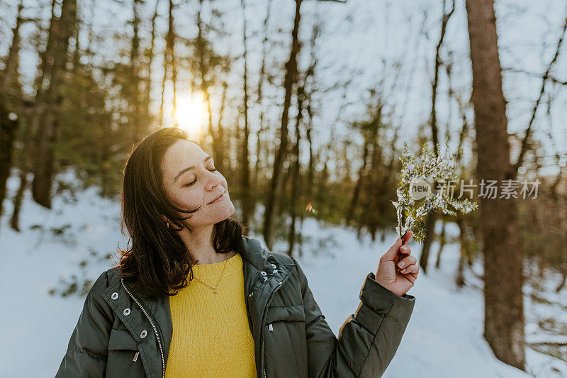 一个女人在雪中拿着一根树枝