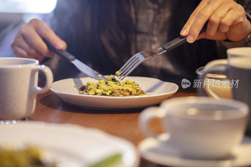 吃早餐:烤面包、沙拉和咖啡