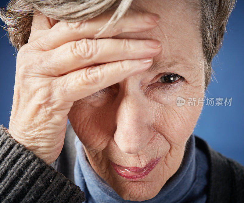 坏消息或严重头痛:苦恼的老太太