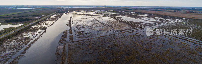 这是乔治亚州萨凡纳的空中遥望，在萨凡纳附近与乔治亚州接壤的南卡罗莱纳沼泽上的废弃稻田