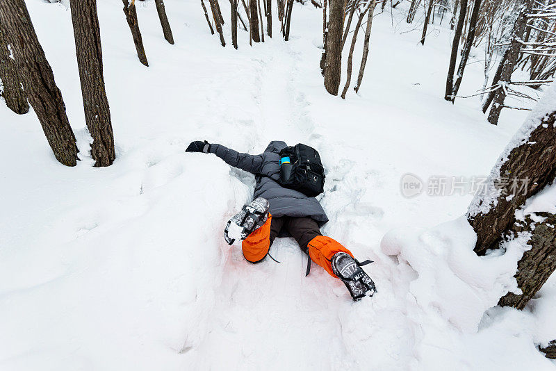 一个人摔倒在雪地上