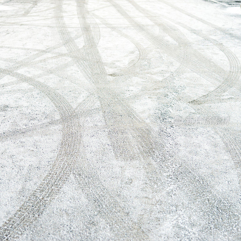 积雪覆盖的道路上留下了轮胎印