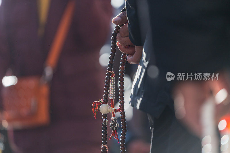 老藏族人拿着念珠