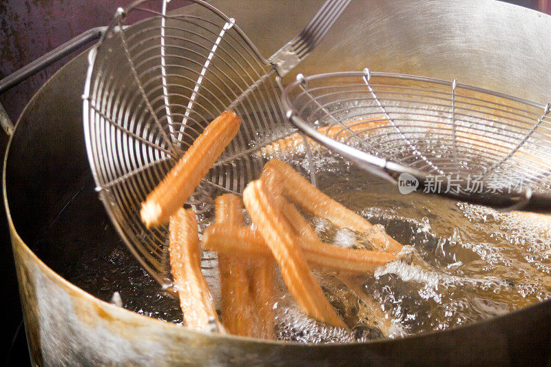 用热橄榄油煎炸油条。