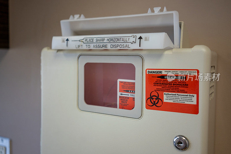 医生办公室墙上的医疗废物针头处理箱