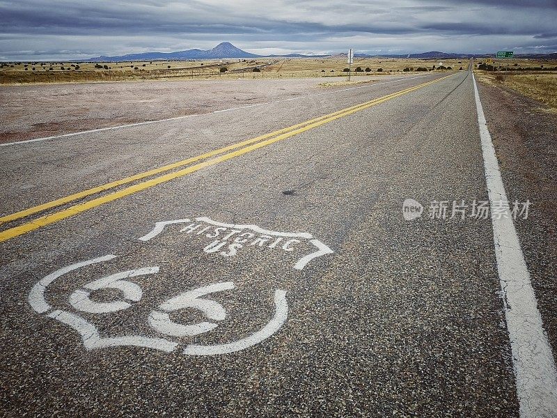 亚利桑那州历史悠久的66号公路上的标志性街道标志。美国