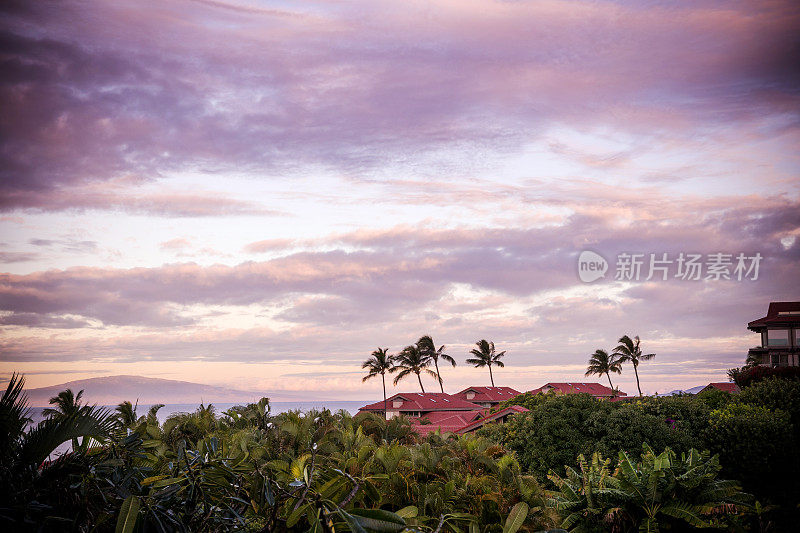 粉红色的日出天空，卡霍奥拉维岛，在Wailea，毛伊岛，夏威夷