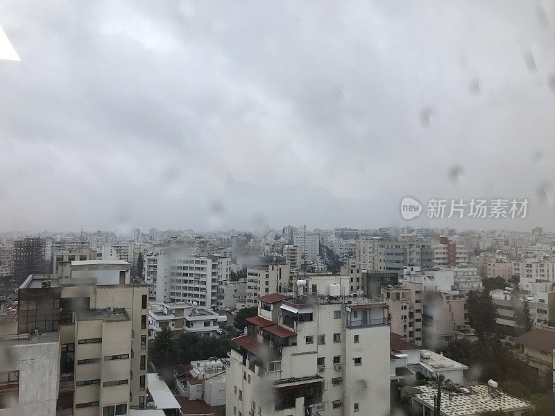 雨天透过窗户看