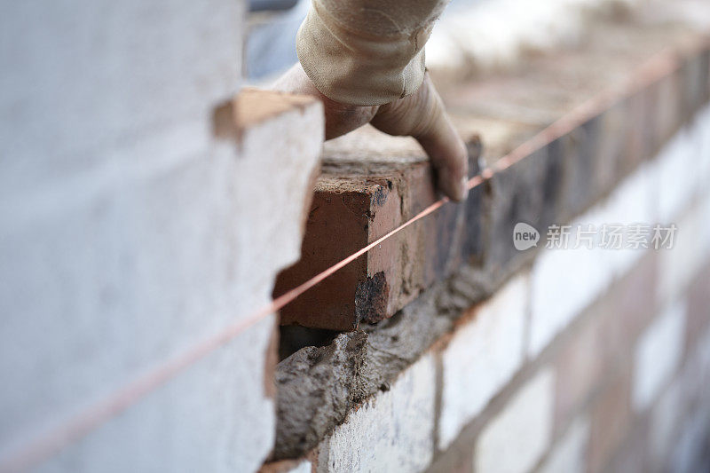 砖匠用再生砖建造新的扩建部分