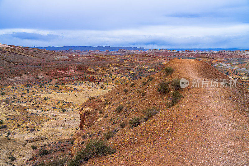 鸟瞰珊瑚峡谷从圣拉斐尔Swell景观地区，犹他州，美国，在早春。