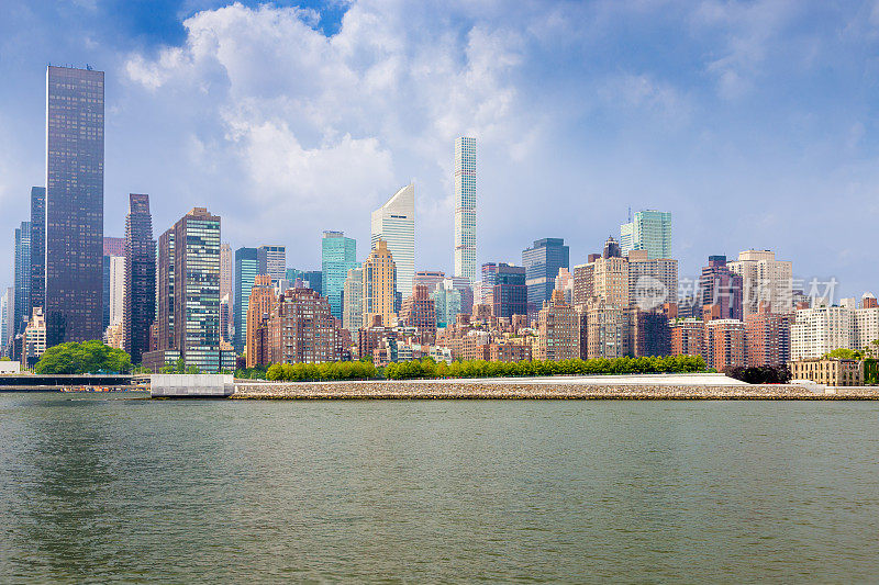 纽约市天际线与曼哈顿中城摩天大楼，432公园大道豪华公寓大厦和东河水，纽约，美国。