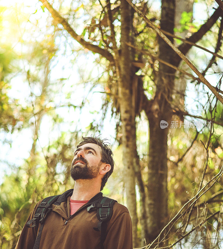 徒步旅行的人