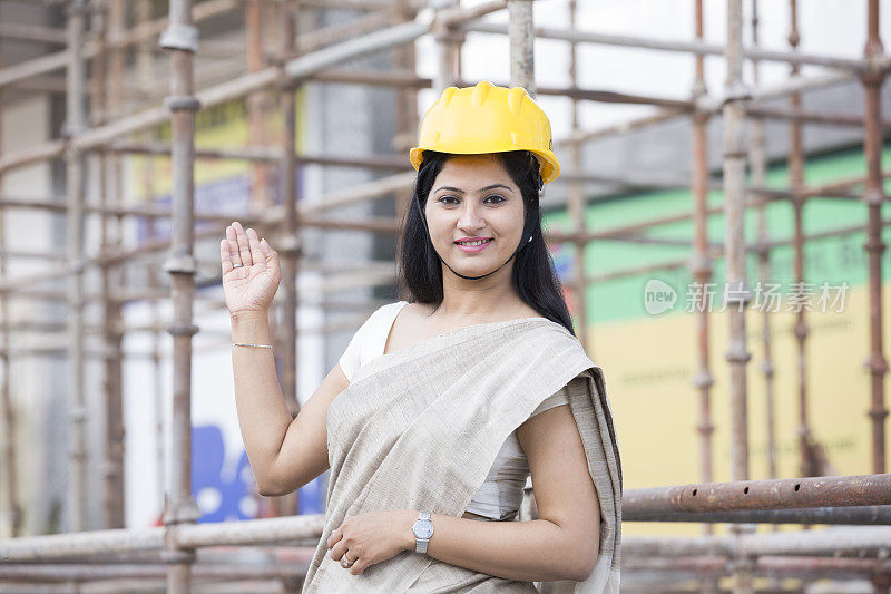 快乐的女建筑师在建筑工地的肖像