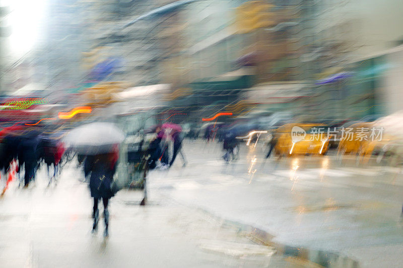 下着雨，曼哈顿繁忙街道上模糊的行人