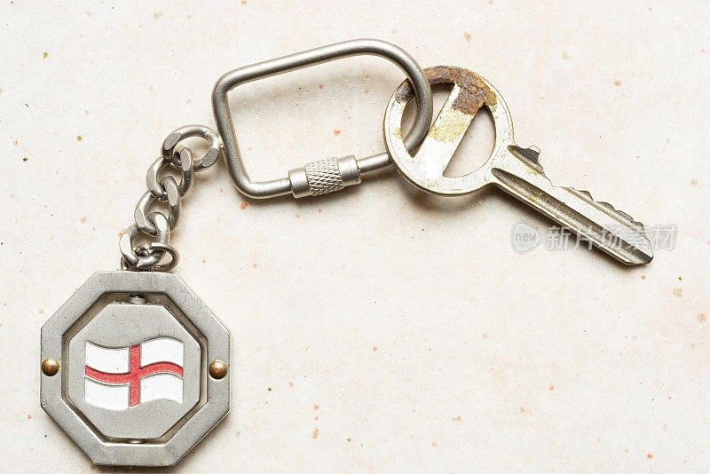 钥匙链和旧钥匙瓷砖地板