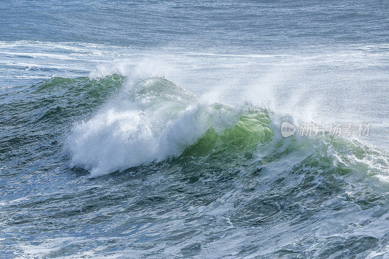 汹涌的海浪拍打着岸边的岩石