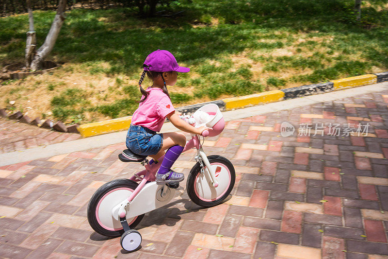 一个小女孩在练习骑自行车