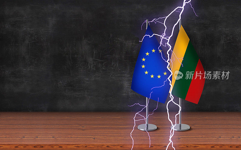 国与国冲突概念;欧盟和立陶宛的3D课桌旗帜与雷声一起站在桌子上，在黑板背景前有大的拷贝空间。