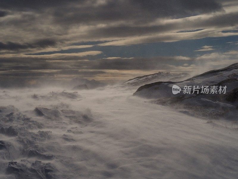 在挪威的山顶吹雪