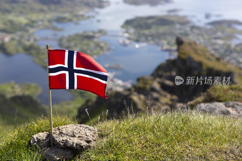 Nonstinden山上的挪威国旗。背景中隐约可见的是挪威罗浮敦群岛Vestvågøya岛的鲍尔斯塔德