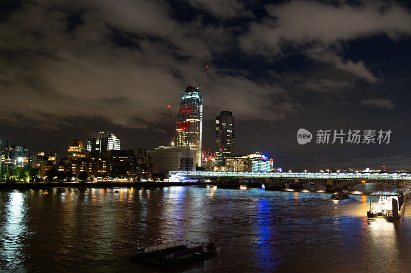 夜景拍摄的一个黑衣修士伦敦，英国