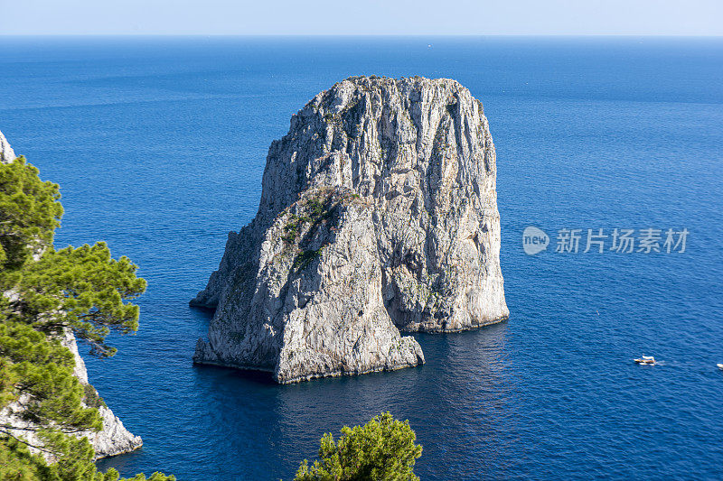 高角度的法拉格里奥尼，位于卡普里岛在第勒尼安海在意大利。
