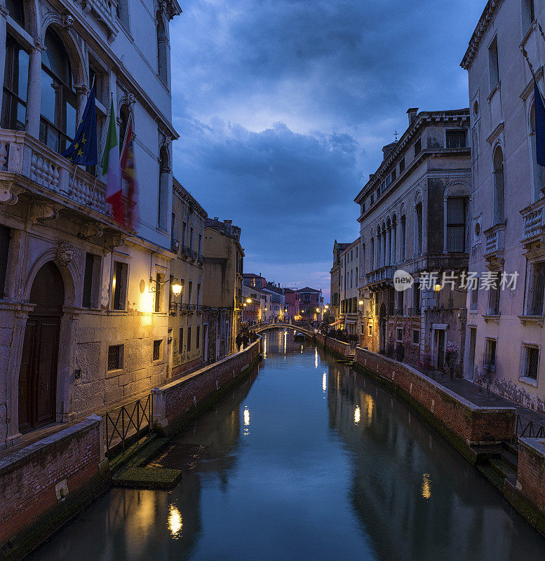 观点。去意大利的浪漫之城威尼斯度假。典型的威尼斯景观，城市灯光下的夜空。