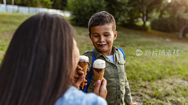 母亲和儿子吃冰淇淋的照片