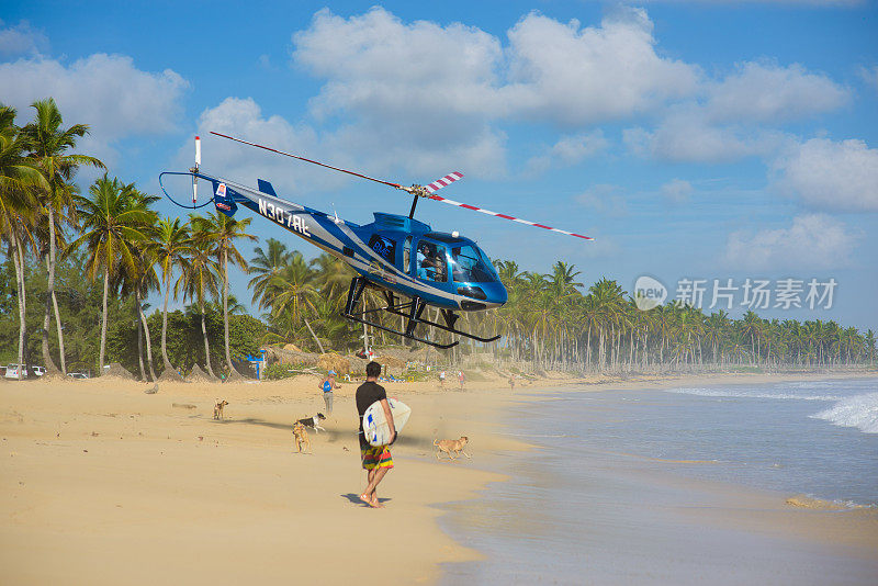 一架观光直升机从美丽的加勒比海岸上空起飞