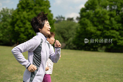 老女人在公园跑步和私人教练