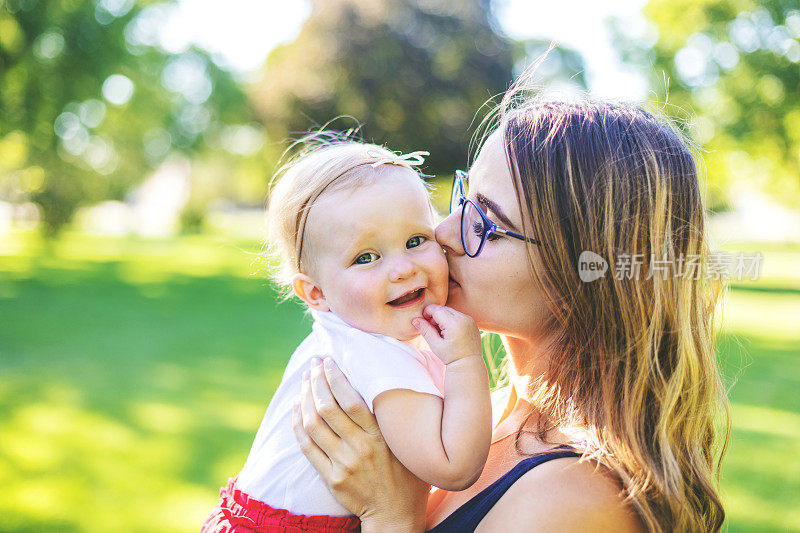 每一天，年轻的千禧一代的母亲和女婴一起在西科罗拉多州的公园里郁郁葱葱