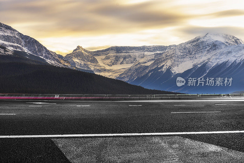 空旷的道路和雪山的背景