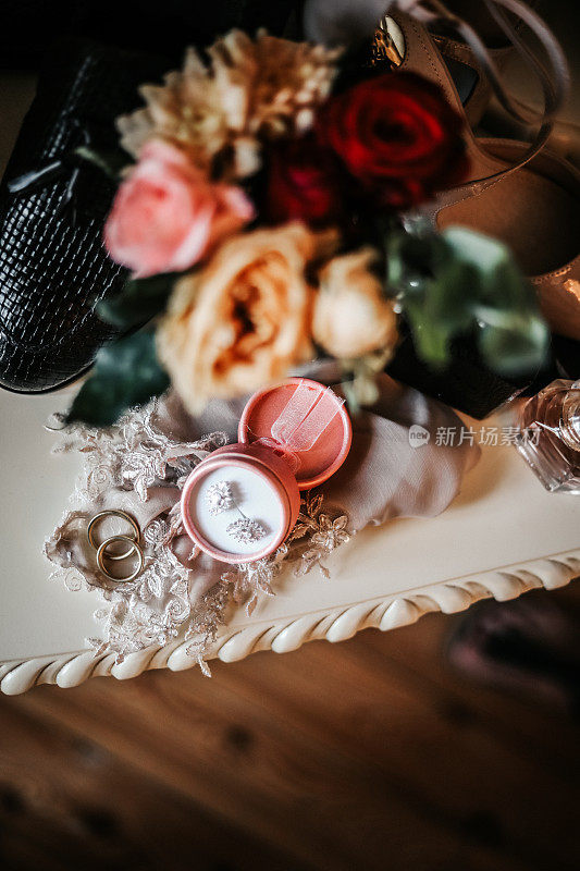 耳环鞋子花新娘和新郎婚礼细节
