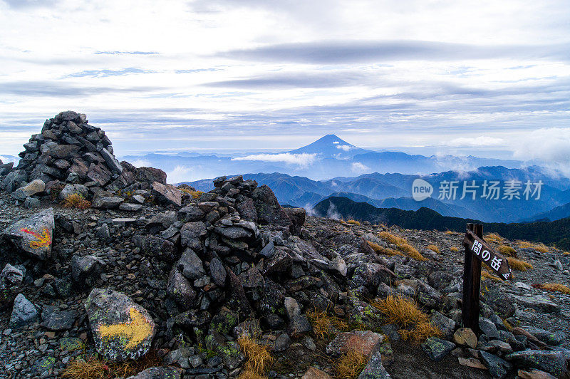 从日本山梨县的南阿尔卑斯山看富士山