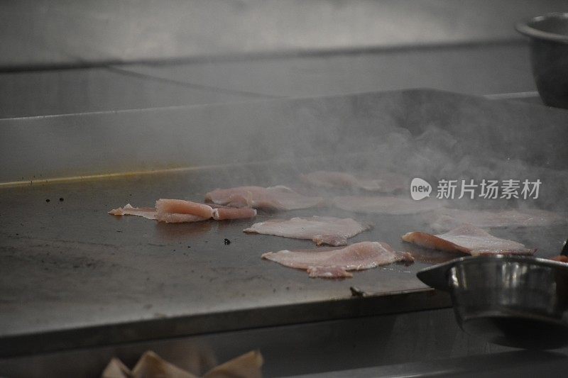 在烤架上烹饪鸡胸肉