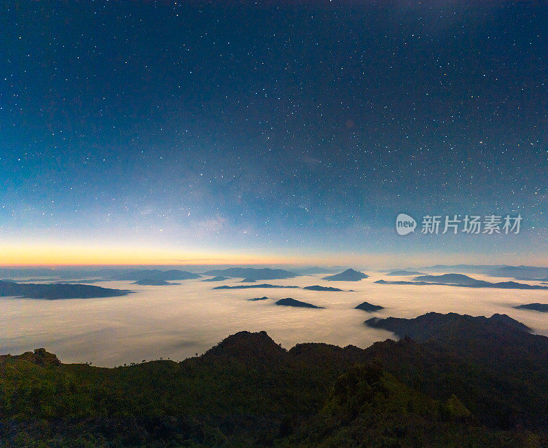 在泰国北部的富池发和富池道清莱自然景观的星空之夜