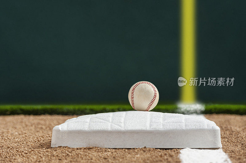 一个坐在一垒顶上俯视罚球线的棒球